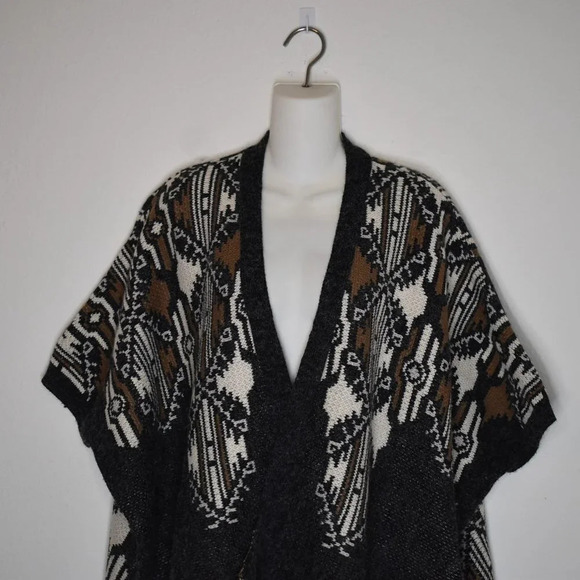 Boho Sweater Poncho Sz O/S Knit Crop Fringed Neutral Tribal Southwestern Aztec - Picture 2 of 15